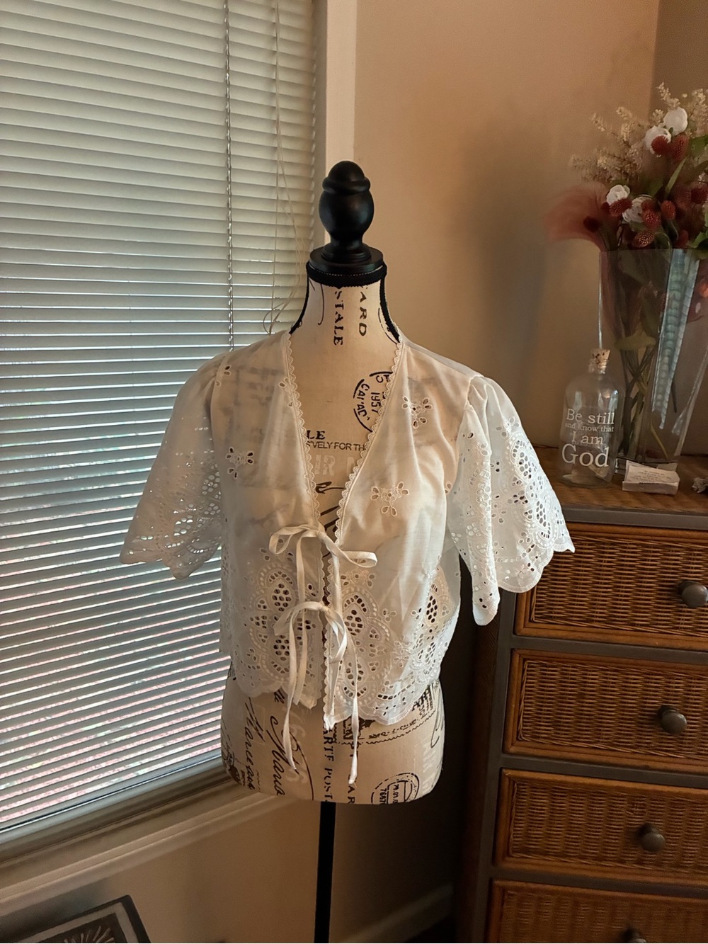 Source Unknown White Eyelet Tie-Front Crop Top